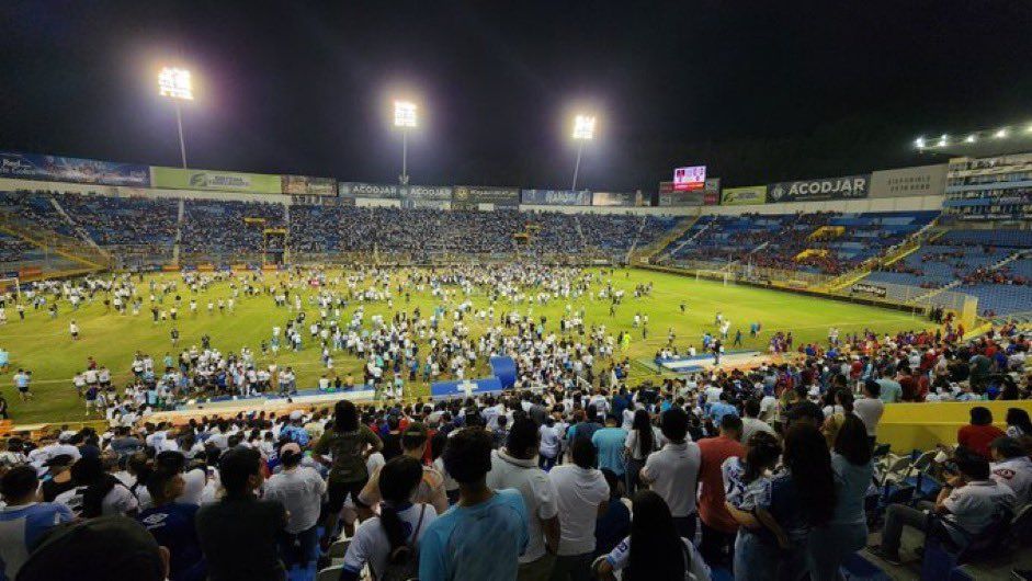 Ao menos 12 pessoas morreram em confusão no estádio Cucatlán, em El Salvador