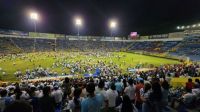 Tragédia no estádio de El Salvador é ligada à venda excessiva e ingressos falsos