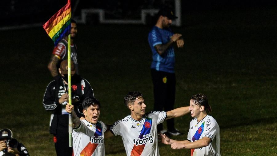 Cano marcou gol na estreia da camisa especial do Vasco