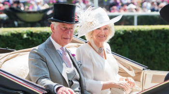 Em entrevista à CNN, Tina Brown fez avaliação da família real britânica e garante que a nova rainha nunca atingirá "o topo da popularidade"; Charles III será coroado no sábado (6)