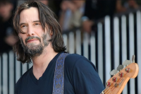 Keanu Reeves retoma banda Dogstar após 21 anos; veja vídeos