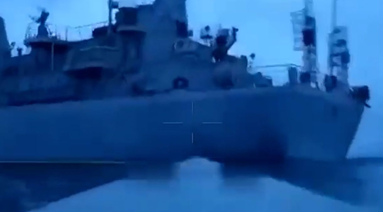 Imagens compartilhadas pelo Ministério da Defesa ucraniano na quinta-feira pareciam mostrar os momentos pouco antes do navio não tripulado fazer um impacto com o navio de reconhecimento russo, Ivan Khurs.