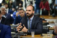 Deputados acionam STF e PGR contra Eduardo Bolsonaro por fala sobre professores