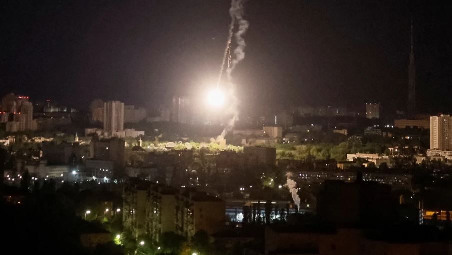 Uma explosão é vista no céu sobre Kiev durante um ataque de míssil russo em 16 de maio de 2023.