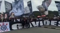 Protesto no CT do Corinthians tem caixão, xingamentos e papo com Luxemburgo