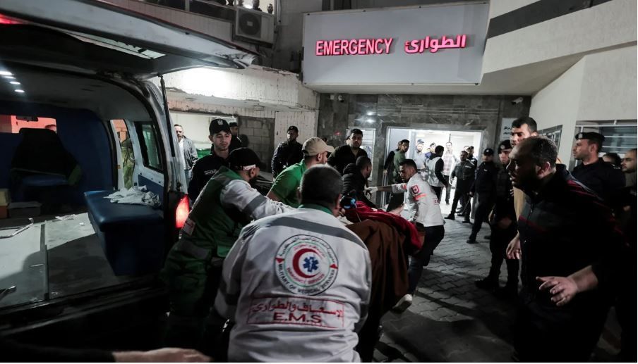 Médicos transportam uma vítima para o Hospital Al-Shifa após ataques aéreos israelenses lançados em Gaza