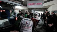 Pessoas presas em hospital de Gaza planejam enterrar corpos que se acumulam