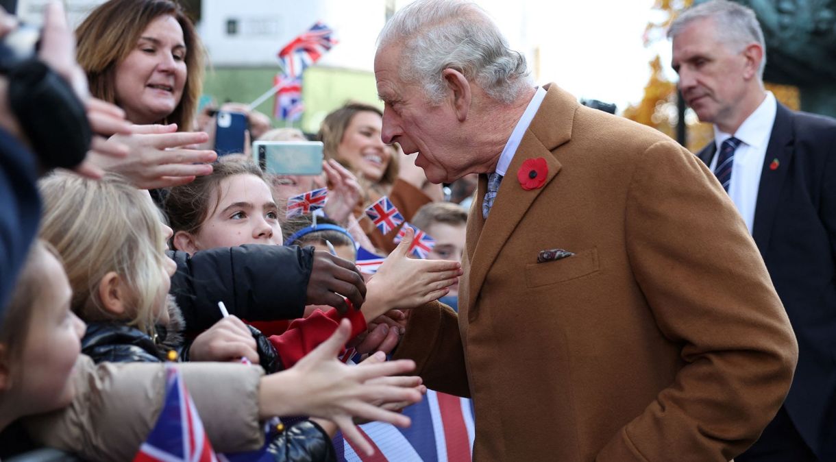 O rei Charles III cumprimenta as pessoas enquanto visita a Mansion House em Doncaster durante uma visita oficial a Yorkshire em 9 de novembro de 2022 em York, Inglaterra.