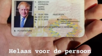 O homem usava um documento falso emitido na Ucrânia, com foto do ex-primeiro-ministro do Reino Unido, com validade até o ano 3000. Os policiais não sabem como ele conseguiu a emissão da carteira