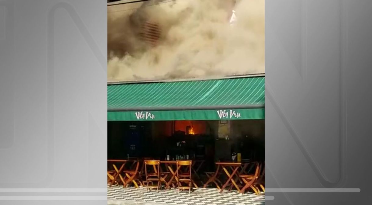 Incêndio atinge bar Vaca Véia no Itaim Bibi, em São Paulo.