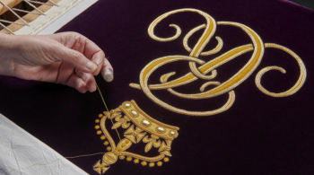 Materiais de até 200 anos serão reutilizados no guarda-roupa real durante cerimônia neste sábado (6), que também irá coroar a nova rainha Camilla