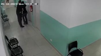 Claudio de Oliveira, de 55 anos, é filmado tentando beijar colega de trabalho à força em UBS de Adrianópolis, Curitiba, na quinta-feira (11)