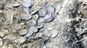 Material pode ter pertencido a um ex-soldado romano entre 91 e 88 a.C; cerca de 175 moedas foram escavadas, tornando este um dos poucos tesouros de moedas antigas encontrados intactos