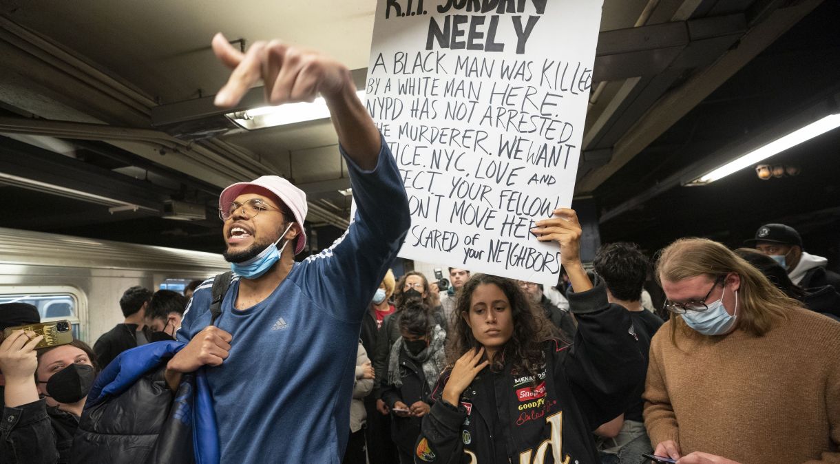 Manifestantes protestam contra a morte de Jordan Neely no metrô de Nova York