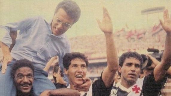 Nelsinho Rosa comemora com jogadores o título brasileiro de 1989