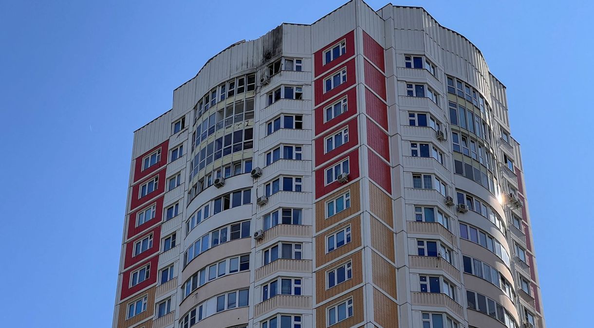 Um prédio de apartamentos de vários andares danificado após um ataque de drone em Moscou, na Rússia, em 30 de maio.