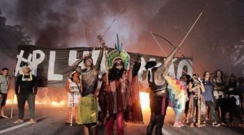 Objetos foram incendiados para impedir a passagem de veículos em manifestação nesta terça-feira (30); grupos Guarani pedem o fim da PL 490, que pode inviabilizar a demarcação de terras indígenas