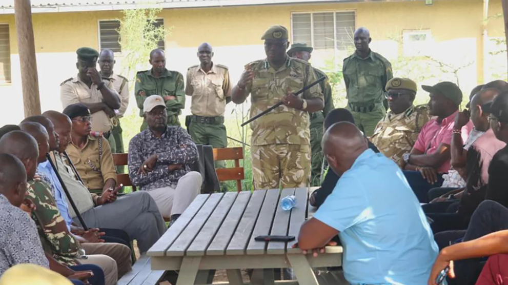 Serviço de Vida Selvagem do Quênia se reúne com residentes locais para tratar do problema