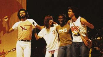 Em 1982, Sócrates, Wladimir e Casagrande subiram ao palco da cantora para presenteá-la com a camisa do clube