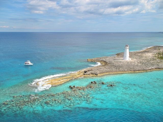 Farol na ilha na entrada do porto de Nassau, Bahamas