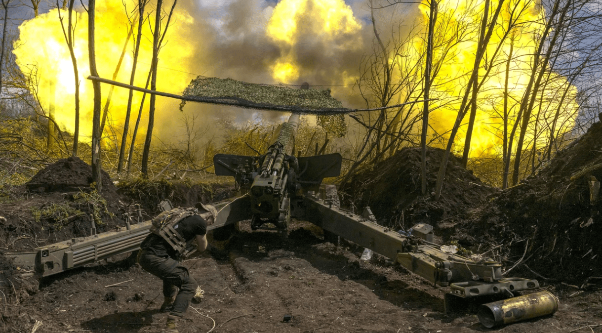 Soldados ucranianos disparam artilharia na linha de frente de Donetsk em 24 de abril de 2023.