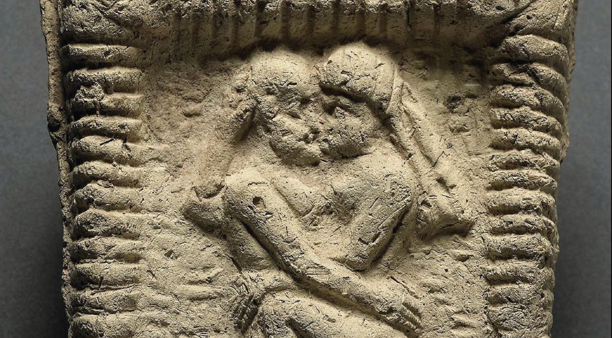 Um modelo de argila da Mesopotâmia, datado de aproximadamente 1800 aC, mostra um casal se beijando