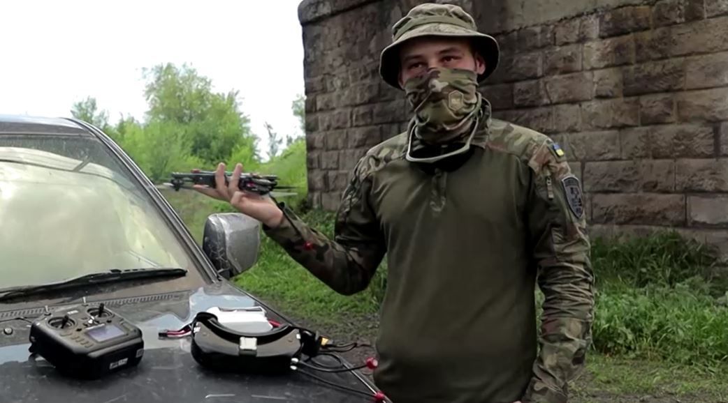 Soldado ucraniano com drone modificado para atacar forças russas
