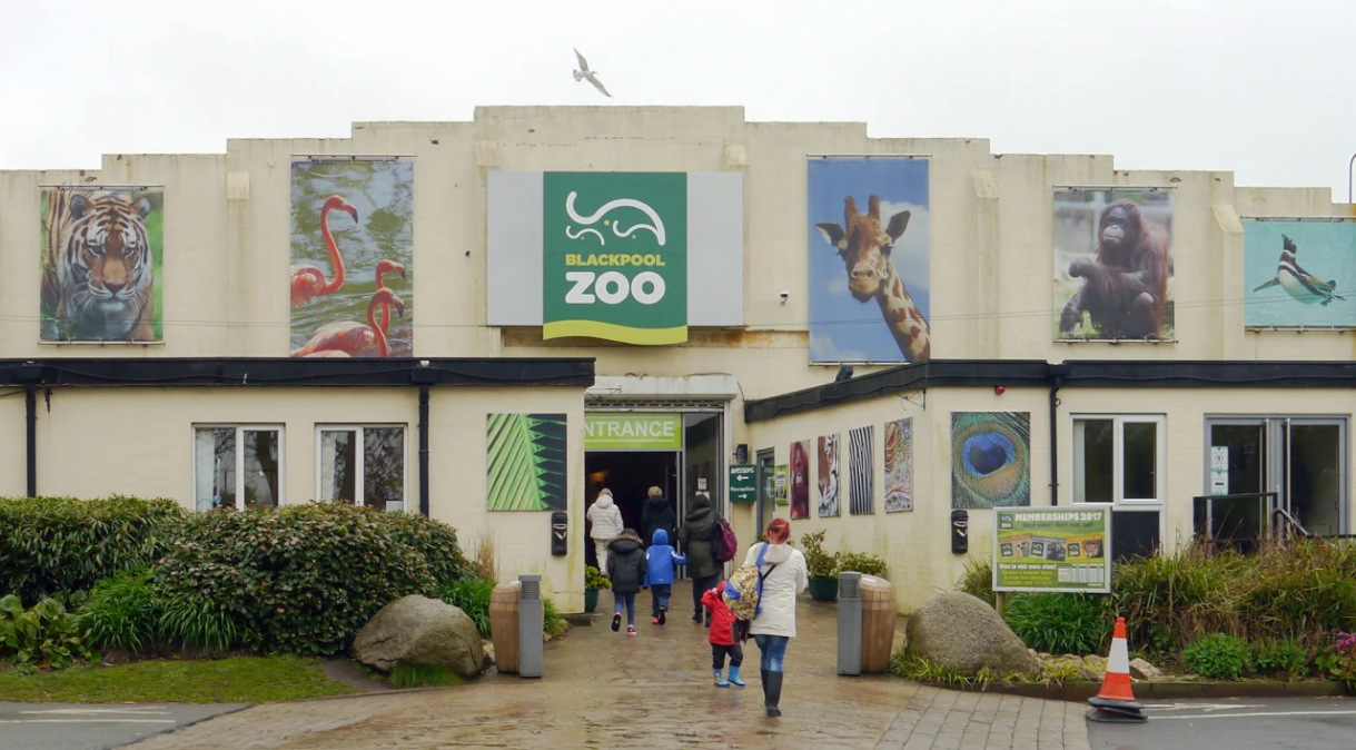 A entrada principal do Zoológico de Blackpool, Lancashire, Inglaterra.