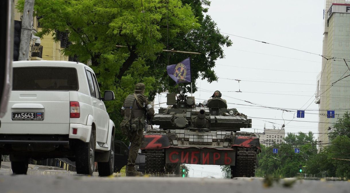 Veículos blindados e integrantes do grupo Wagner nas ruas durante tensões entre o Kremlin e o grupo paramilitar russo em Rostov-on-Don, Rússia, em 24 de junho.