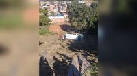 Van escolar com 20 crianças cai em barranco no interior de SP; veja vídeo