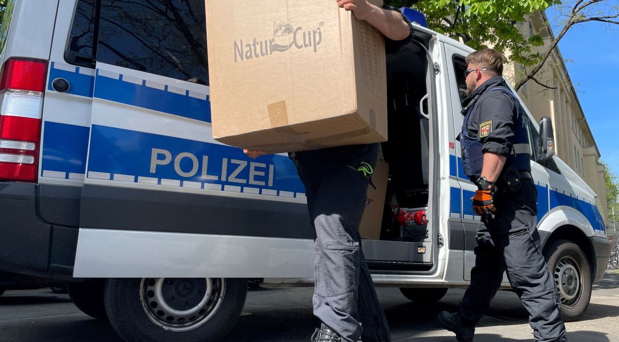 Policiais carregam caixas para um prédio da polícia em Mainz, Alemanha