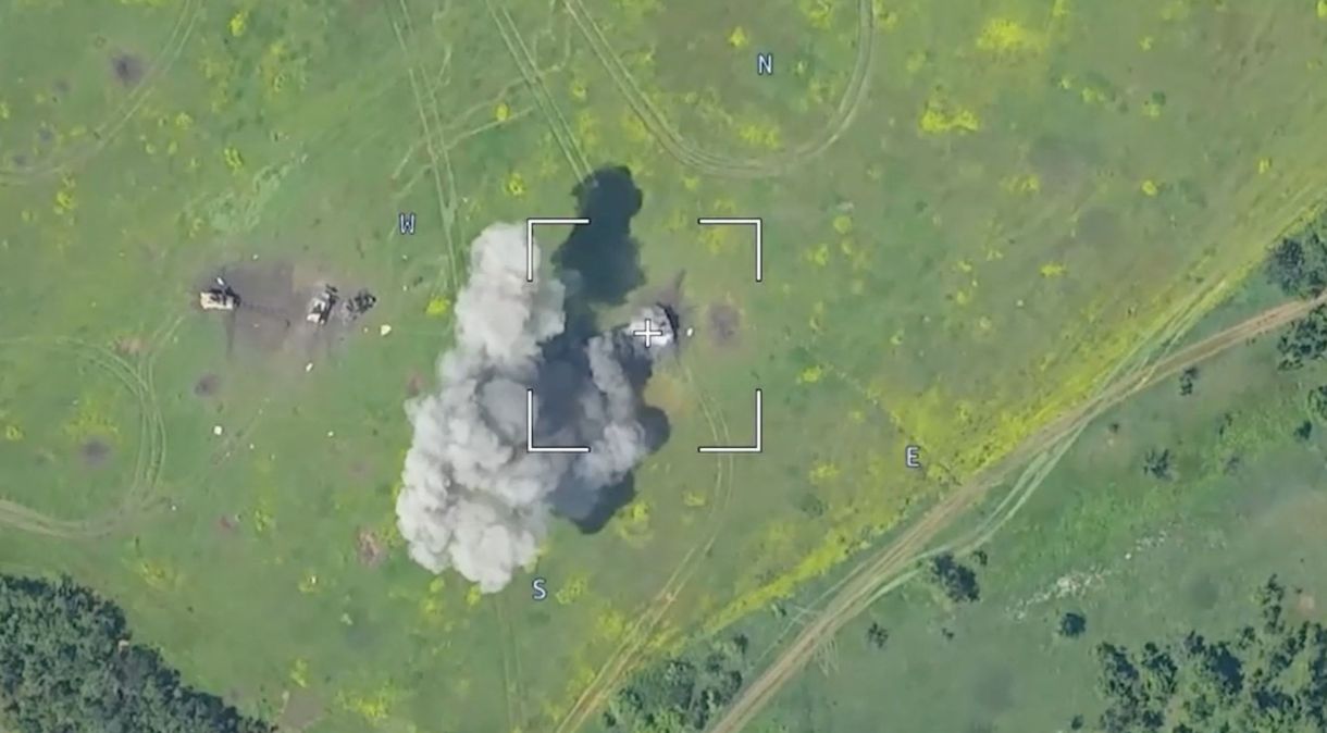 Imagens de drone mostram veículo blindado em chamas em local não identificado após Moscou afirmar que as forças russas frustraram uma grande ofensiva ucraniana