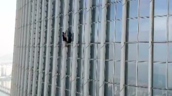 Britânico de 24 anos foi visto se pendurando na fachada do Lotte World Tower, de 123 andares, na Coreia do Sul, nesta segunda-feira (12)