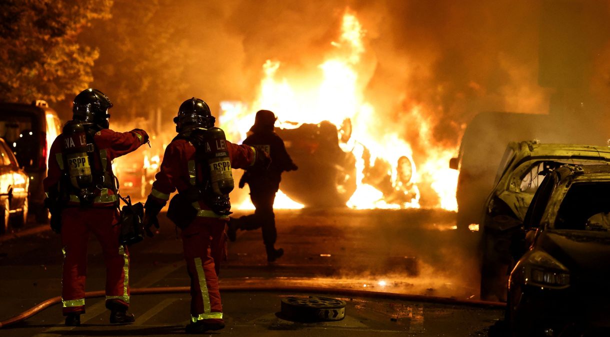 Bombeiros e polícia atuam durante confrontos entre manifestantes e policiais, após a morte de adolescente de 17 anos por um policial francês durante uma blitz28/06/2023