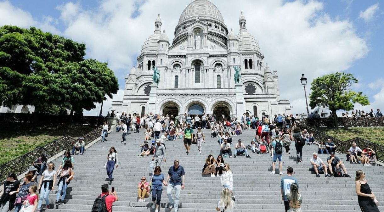 Turistas que visitam os principais pontos da Europa podem enfrentar multidões na rua nesse verão