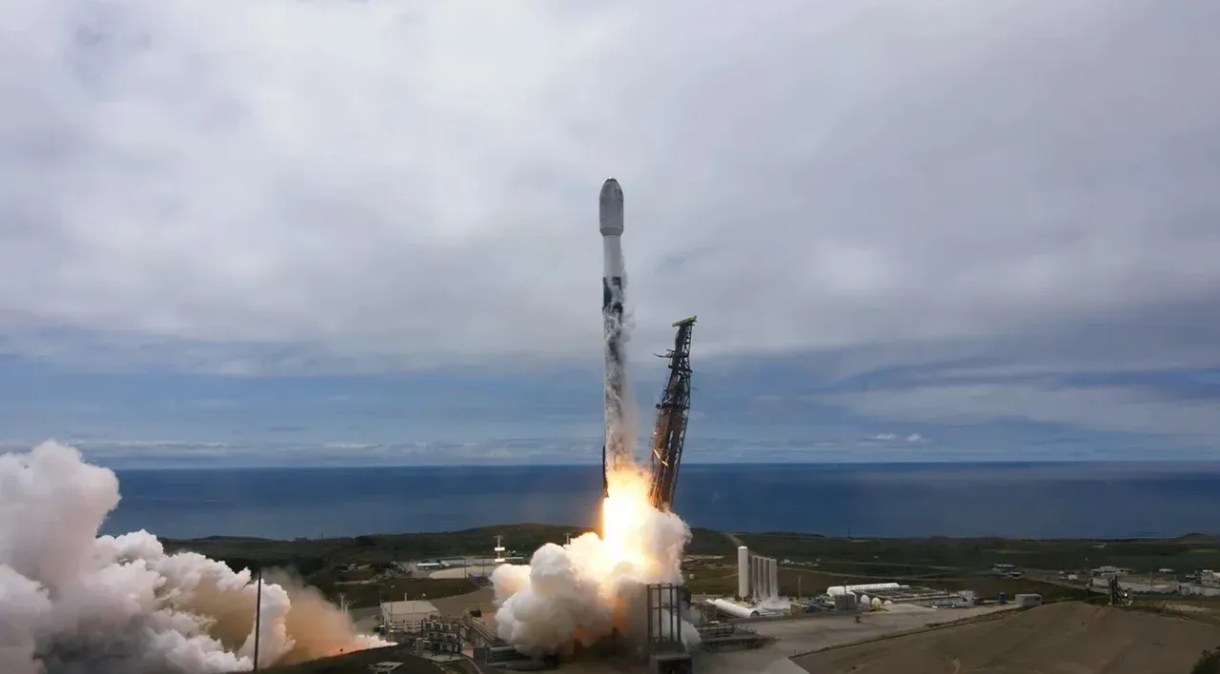 Um foguete SpaceX decolou na tarde de 12 de junho de 2023, carregando o primeiro satélite experimental da Varda Space Industries