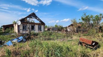 No leste do país, aldeias foram destruídas por tropas russas, que abandonaram também corpos de soldados; rotina é de bombardeios e muita espera