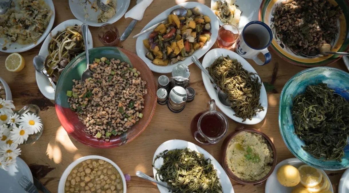 Na Grécia, as mesas estão cheias de todos os tipos de leguminosas, incluindo feijão-fradinho, grão-de-bico e lentilhas, que fazem uma sopa grega tradicional
