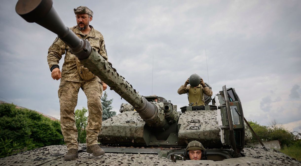 Soldados ucranianos em suas posições perto de Bakhmut, região de Donetsk