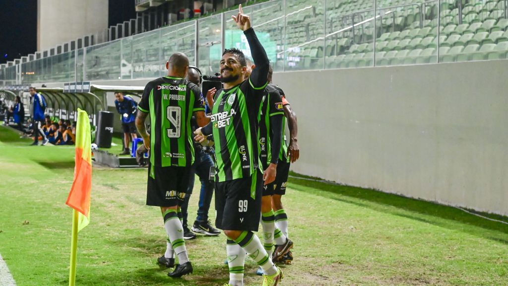 Aloísio comemora o primeiro gol da vitória do América-MG