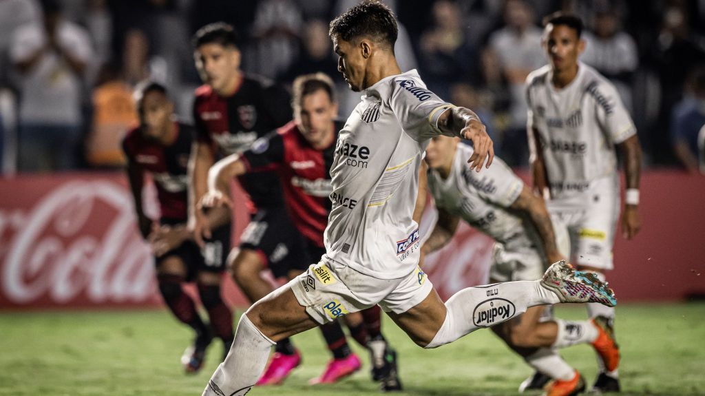 Marcos Leonardo, de pênalti, chegou a empatar o jogo para o Santos, mas o Newell's marcou no fim