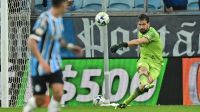 Goleiro do América se irrita com pergunta sobre falha em gol do Grêmio; veja