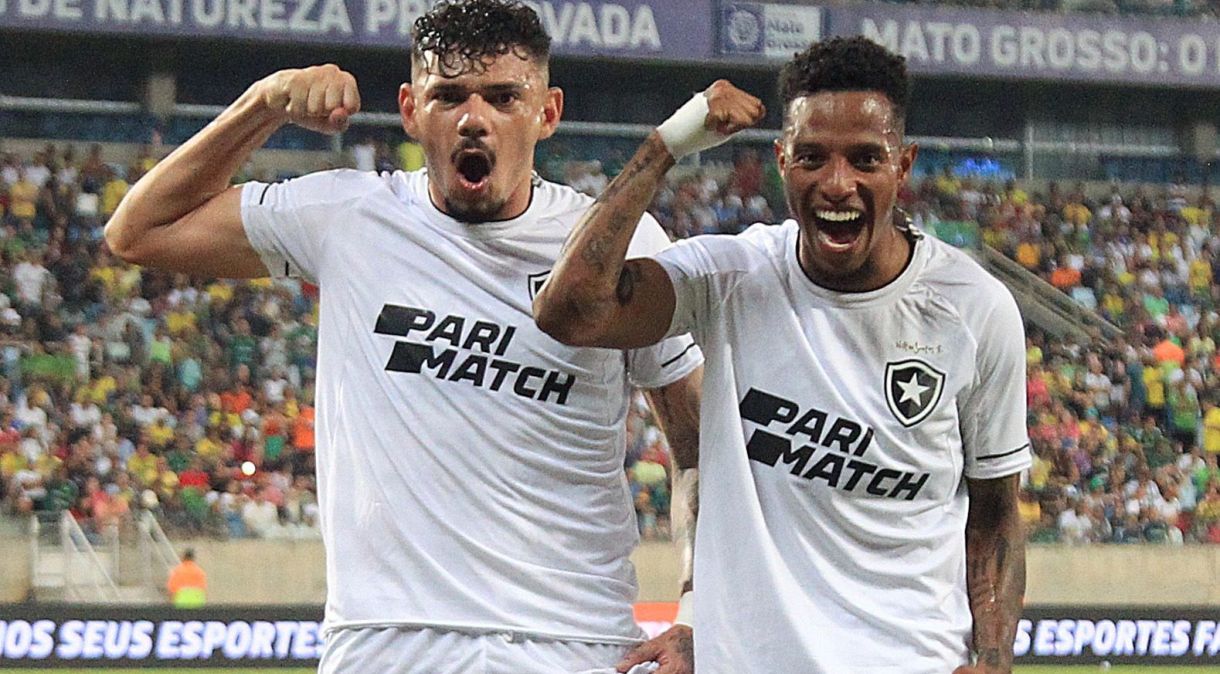 Tiquinho Soares e Tchê Tchê comemoram gol do Botafogo