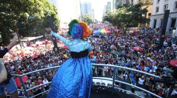 27ª edição da Parada teve como tema "Políticas Sociais para LGBT+ — Queremos por inteiro e não pela metade" e tomou a Avenida Paulista