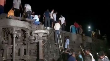 Mais de 300 pessoas ficaram feridas na colisão que envolveu dois comboios de passageiros e um de carga no estado de Odisha; país registra milhares de acidentes em sua extensa malha ferroviária todos os anos 
