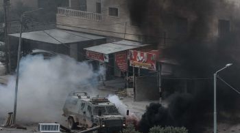 Embate entre tropas de Israel e rebeldes da Palestina ocupada deixaram dezenas de feridos, incluindo sete soldados israelenses; vários veículos foram atingidos por explosões nesta segunda-feira