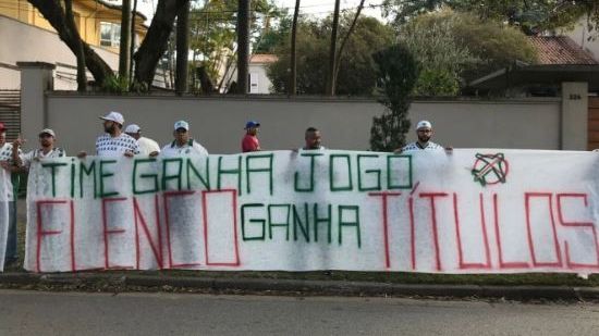 Torcida protesta e cobra reforços para o time do Palmeiras