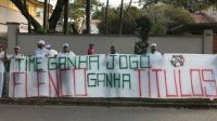 Torcida do Palmeiras protesta contra Leila Pereira: “Vendeu Scarpa e comprou avião”