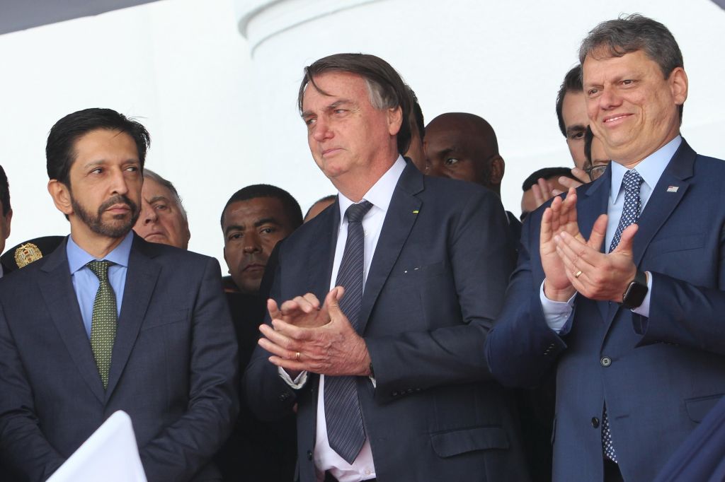 O prefeito de São Paulo, Ricardo Nunes (MDB), o ex-presidente Jair Bolsonaro (PL) e o governador de SP, Tarcísio de Freitas (Republicanos) durante evento em São Paulo