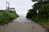 Mar invade área litorânea de Bertioga, em São Paulo; veja